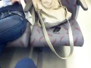 Studentessa in treno spiata da voyeur