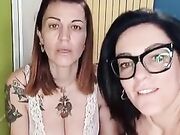 SI E' TUTTA BAGNATA - Lesbo italiano con slinguata Cam4