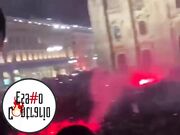 TIFOSO NUDO IN PIAZZA DUOMO FESTEGGIA SCUDETTO MILAN