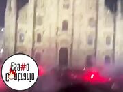 TIFOSO NUDO IN PIAZZA DUOMO FESTEGGIA SCUDETTO MILAN