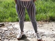 Pissing Outdoors MILF italiana al casolare abbandonato