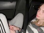 Ragazza italiana lo succhia in auto in un parcheggio