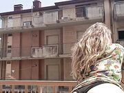 Napoletana mostra la fessa e le tettone sul balcone