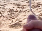 Moglie sega in spiaggi il marito e lo fa sborrare