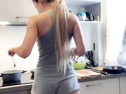 Elena B si spoglia nuda in cucina Ofans