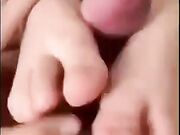 Lo cavalco e gli faccio un bel footjob