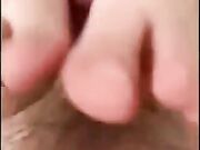 Lo cavalco e gli faccio un bel footjob