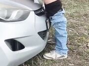 Carsex moglie zoccola scopata sul cofano dell'auto