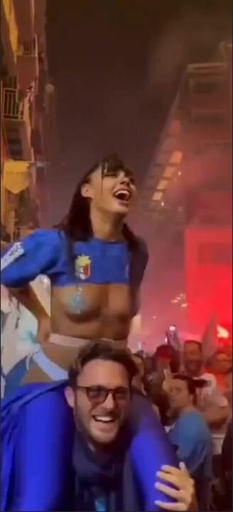 Emy Buono nuda in piazza festeggia scudetto del Napoli  