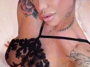 Milfona italiana tatuata con belle tettone