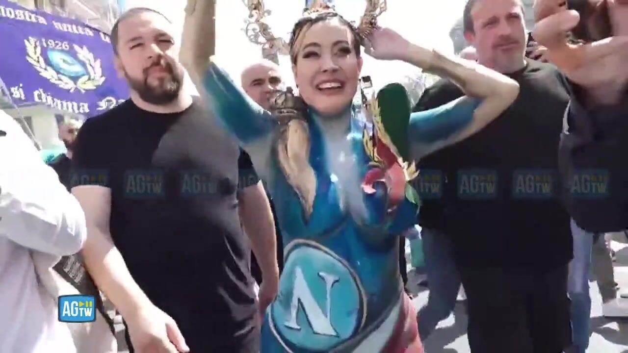 Festa scudetto Napoli Paola Saulino nuda per strada | Solopornoitaliani