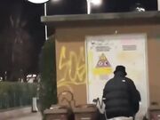 Coppia scopa a Parma di fronte al Mc Donalds