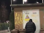 Coppia scopa a Parma di fronte al Mc Donalds