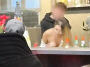 Italiana scopata al bar davanti ai clienti