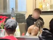 Italiana scopata al bar davanti ai clienti