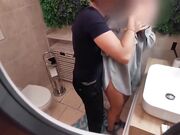 Becca la fidanzata a scopare l'amico in bagno