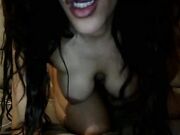 Ragazza tettona si masturba in live