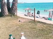 Jasmine Salvati massaggiata in spiaggia