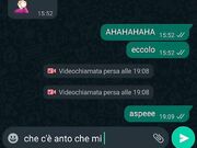 Teen si spoglia su whatapp eccitando l'amico