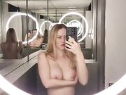 Selfie Luiza che si masturba in topless