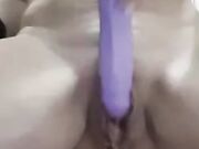 Milf tettona si masturba con dildo e squirta