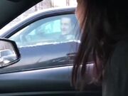 Esibizionista in auto FA VEDERE TETTE A CHIUNQUE