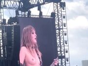 Victoria De Angelis topless in concerto