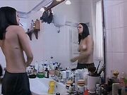 Asia Argento si depila nuda