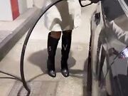 Alla pompa di benzina italiana nuda