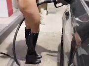 Alla pompa di benzina italiana nuda