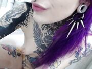 Italiana tatuata con piercing si masturba in live