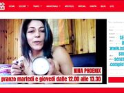 Quella troia di Nina Phoenix è sempre in cam