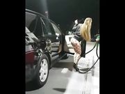 Esibizionista fa benzina in calze a rete larga e tacchi