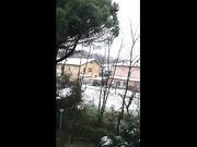 Fuori nevica e tiro fuori le tette sul balcone