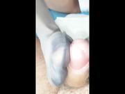 Footjob con sborrata sui collant della fidanzata