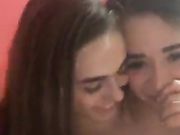 Limonata e un po' di lesbo tra cugine su periscope