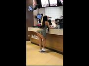 Ragazza esibizionista al McDonalds