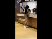 Ragazza esibizionista al McDonalds