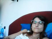 Camgirl italiana occhialuta