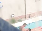 Guardone filma ragazza che spompina in piscina