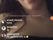 Teen italiana si spoglia in live