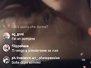 Teen italiana si spoglia in live