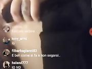 Teen italiana si spoglia in live