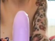 Figa tatuata con dildo