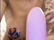 Figa tatuata con dildo