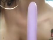 Figa tatuata con dildo