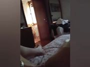 Mamma porca sola in casa si masturba siul letto