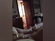 Mamma porca sola in casa si masturba siul letto