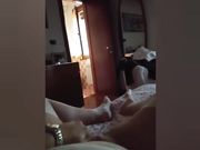 Mamma porca sola in casa si masturba siul letto