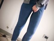 Italiana si piscia addosso coi jeans